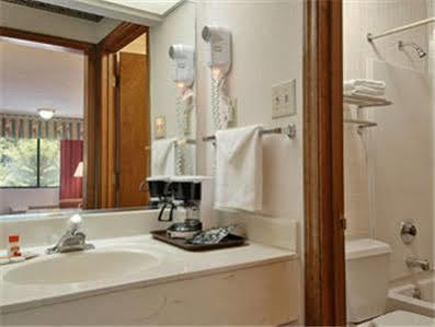 ซูเปอร์ 8 บาย วินด์แฮม เบอร์ลิงตัน Motel ภายนอก รูปภาพ